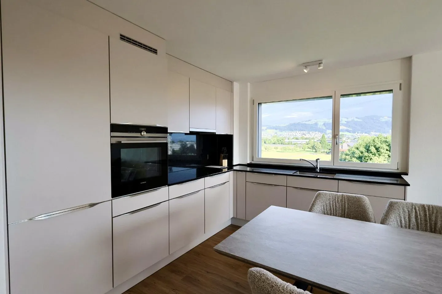 Appartamento moderno di 3,5 stanze a Steinhausen (arredato) - Foto 2 di 6