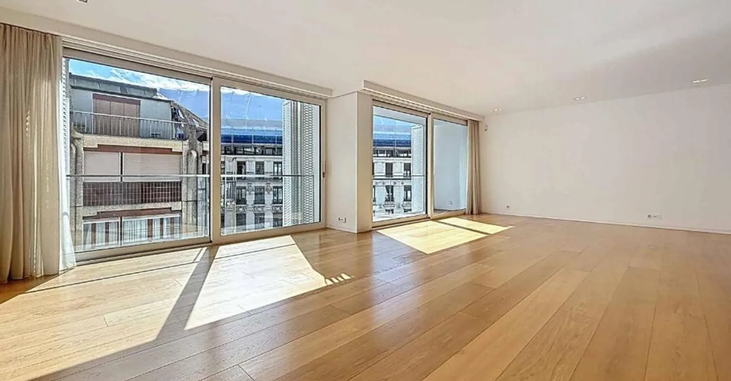 LUXURY AND STANDING JUST STEPS FROM THE LAKE - spacious 4-room crossing - Photo 2 of 11