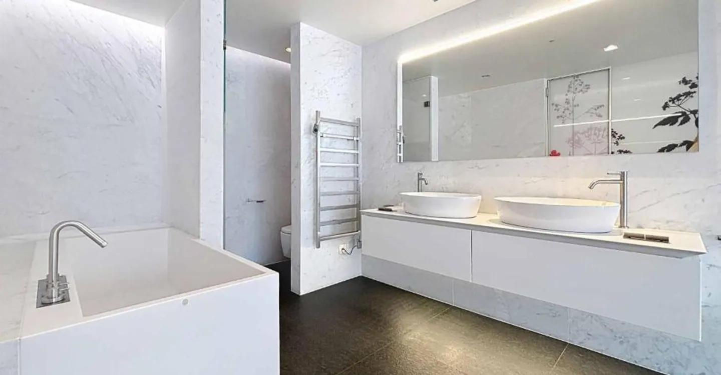 LUXURY AND STANDING JUST STEPS FROM THE LAKE - spacious 4-room crossing - Photo 5 of 11