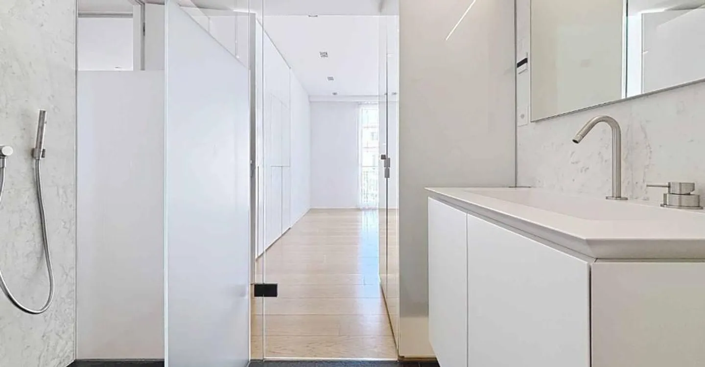 LUXURY AND STANDING JUST STEPS FROM THE LAKE - spacious 4-room crossing - Photo 6 of 11