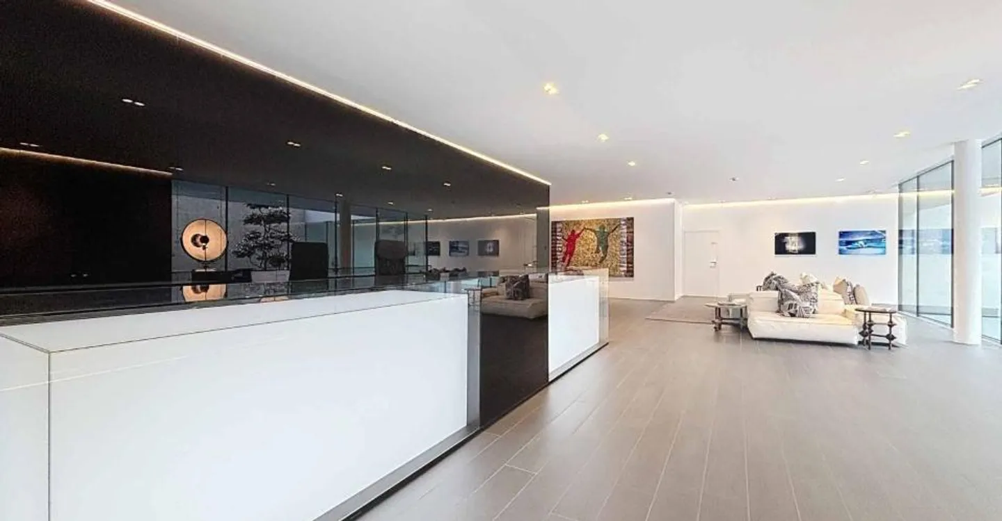 LUXURY AND STANDING JUST STEPS FROM THE LAKE - spacious 4-room crossing - Photo 8 of 11