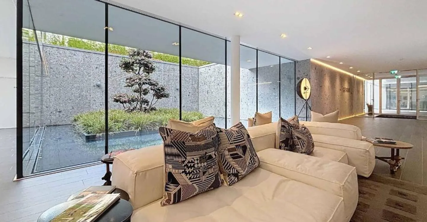 LUXURY AND STANDING JUST STEPS FROM THE LAKE - spacious 4-room crossing - Photo 9 of 11