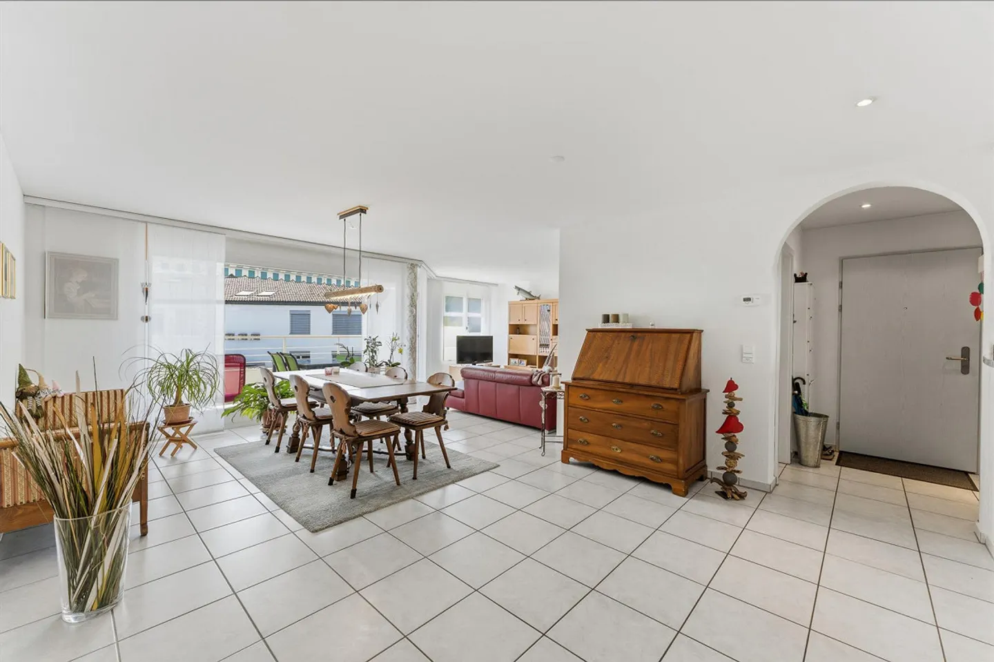 Spacious 5.5-room condominium with two balconies - Photo 1 of 15