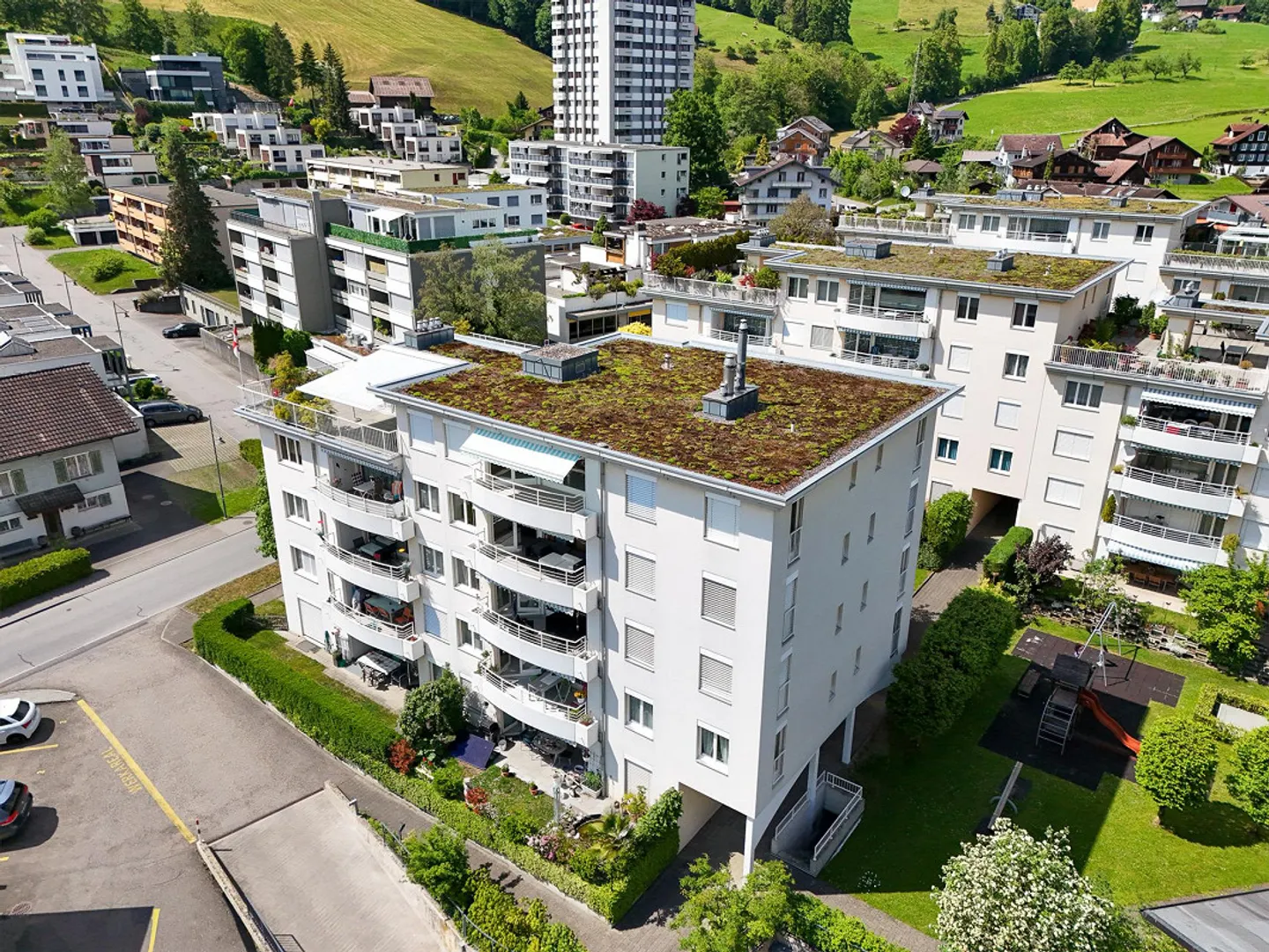 Spacious 5.5-room condominium with two balconies - Photo 7 of 15