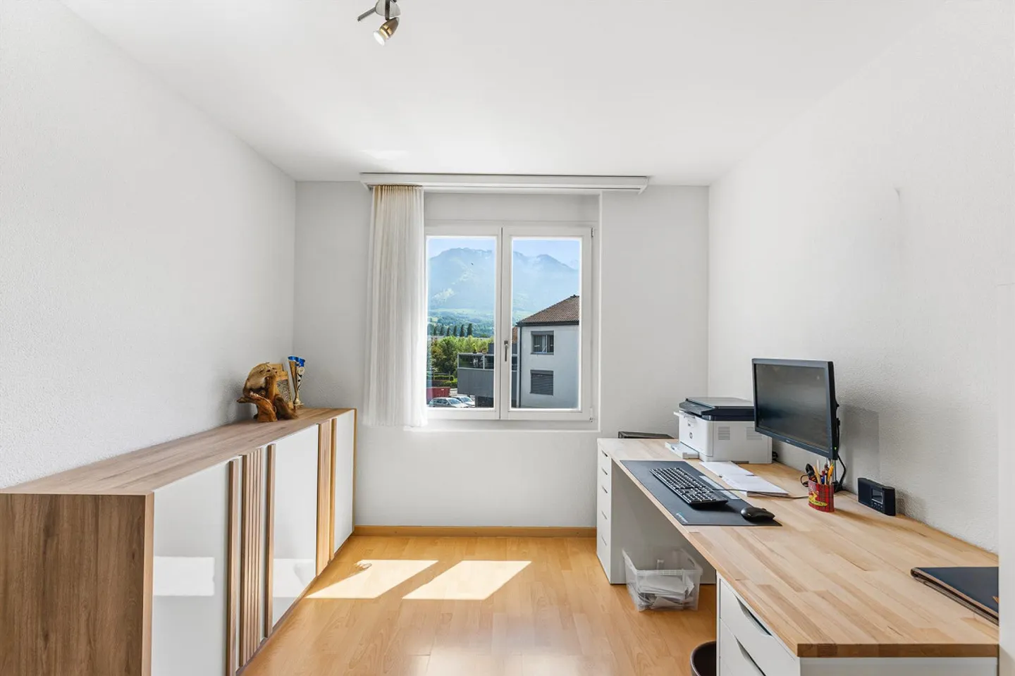 Spacious 5.5-room condominium with two balconies - Photo 8 of 15