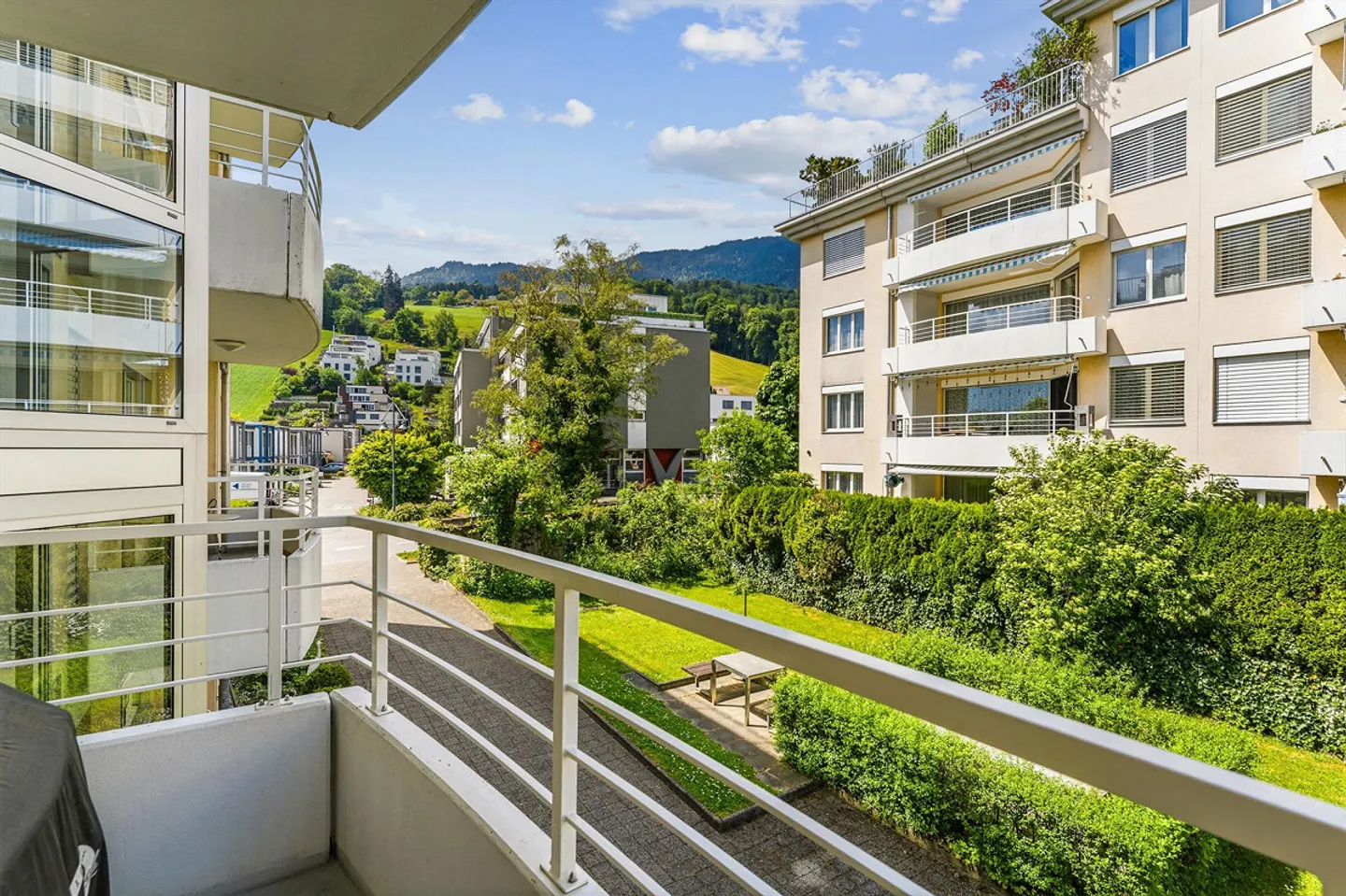 Spacious 5.5-room condominium with two balconies - Photo 2 of 15
