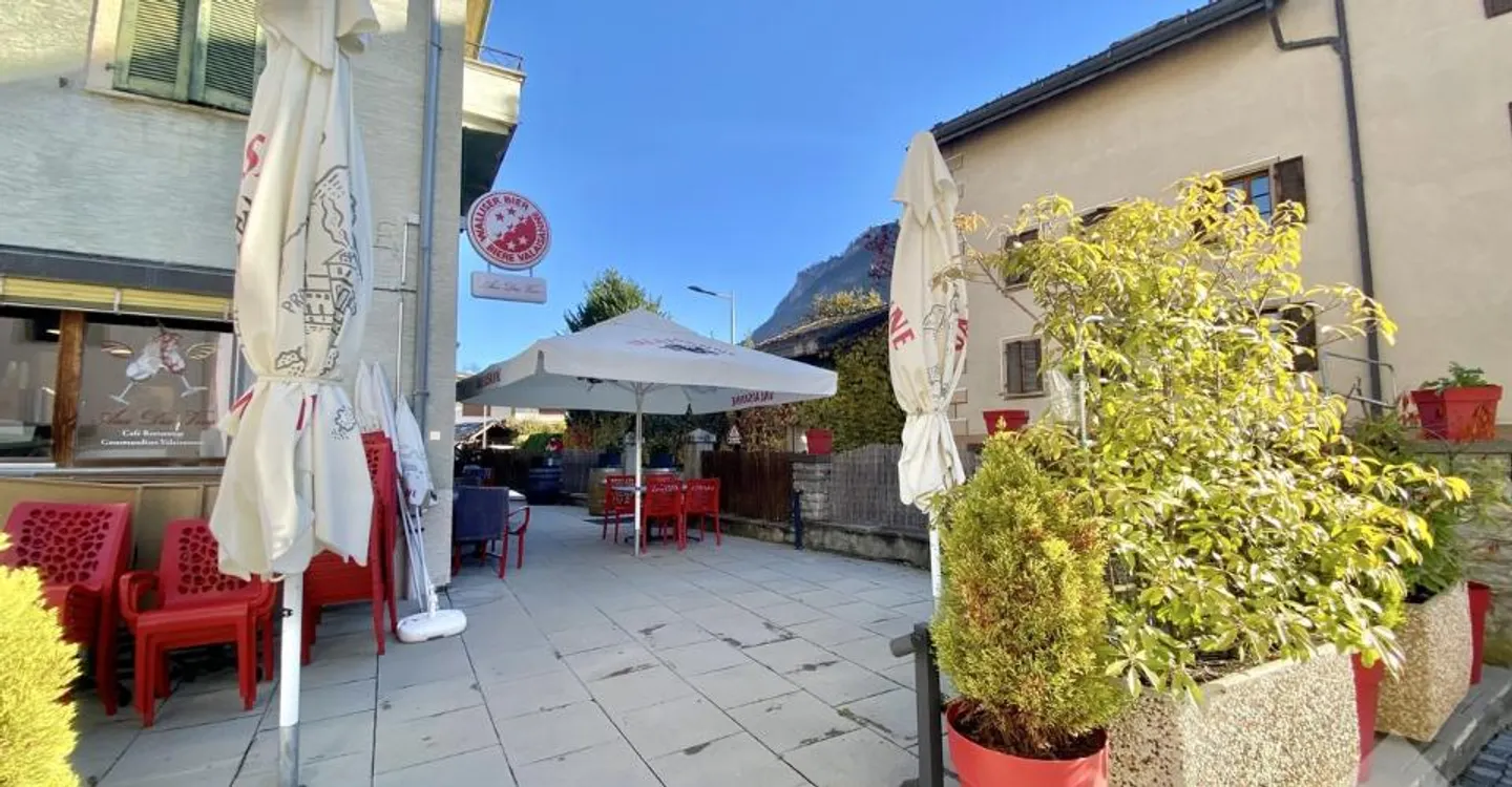 Gebäude mit 5 Wohnungen und einem Restaurant im Zentrum des Dorfes! - Foto 2 von 12