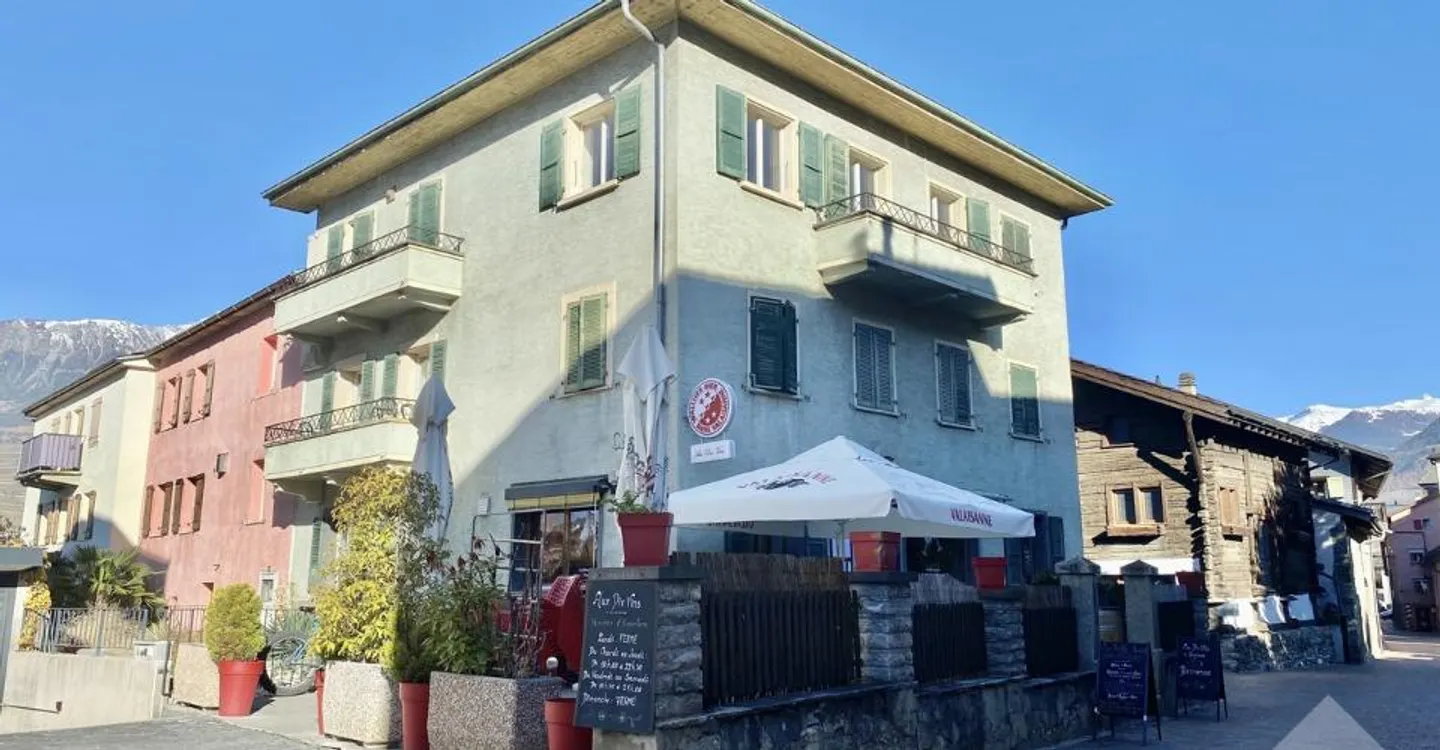 Gebäude mit 5 Wohnungen und einem Restaurant im Zentrum des Dorfes! - Foto 3 von 12