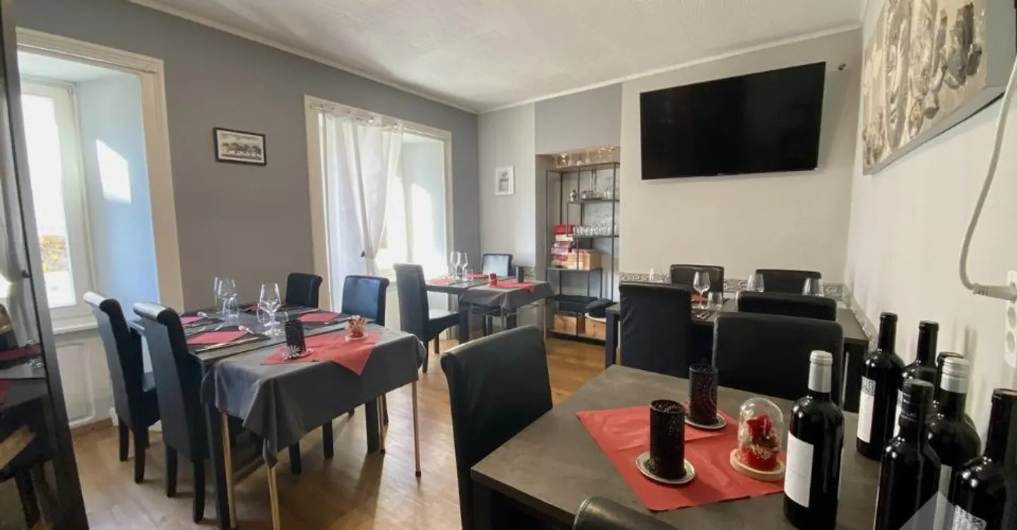 Gebäude mit 5 Wohnungen und einem Restaurant im Zentrum des Dorfes! - Foto 5 von 12