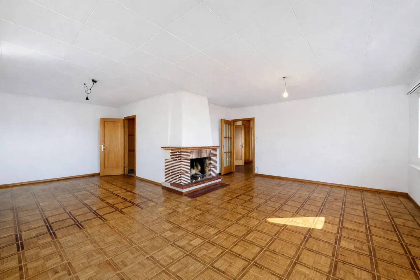 Lutry-Sud: Villa indipendente di 165 m² con vista lago. Da ristrutturare, grande potenziale - Foto 2 di 12