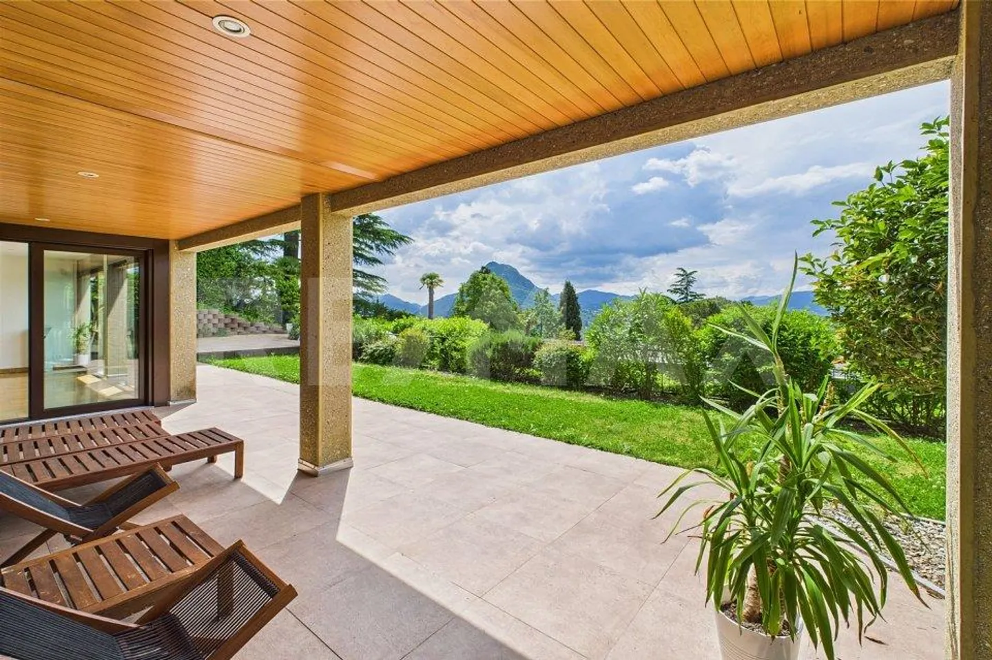 Vivere il lusso - appartamento di prestigio con giardino privato e vista mozzafiato - Foto 1 von 13