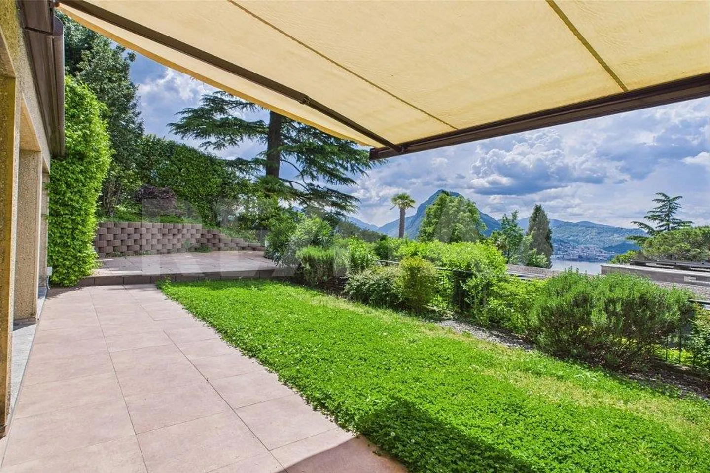 Vivere il lusso - appartamento di prestigio con giardino privato e vista mozzafiato - Foto 2 von 13