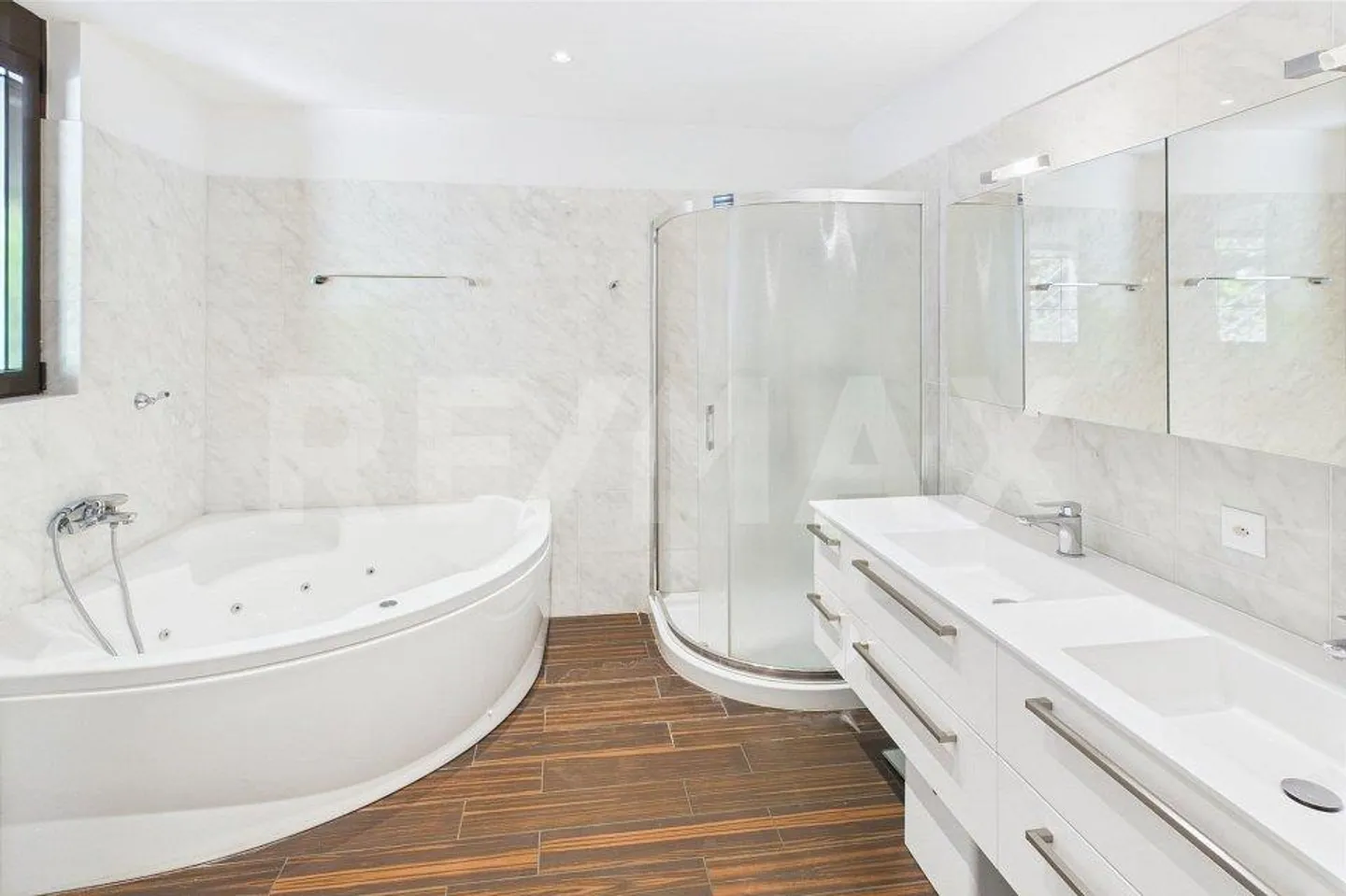 Vivere il lusso - appartamento di prestigio con giardino privato e vista mozzafiato - Foto 13 von 13