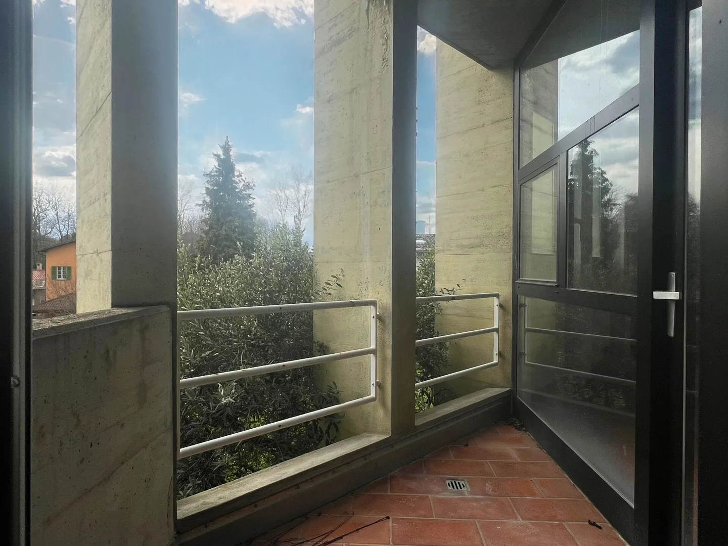 Einfamilienhaus auf drei Ebenen mit Panoramaterrasse und Garten - Foto 9 von 17