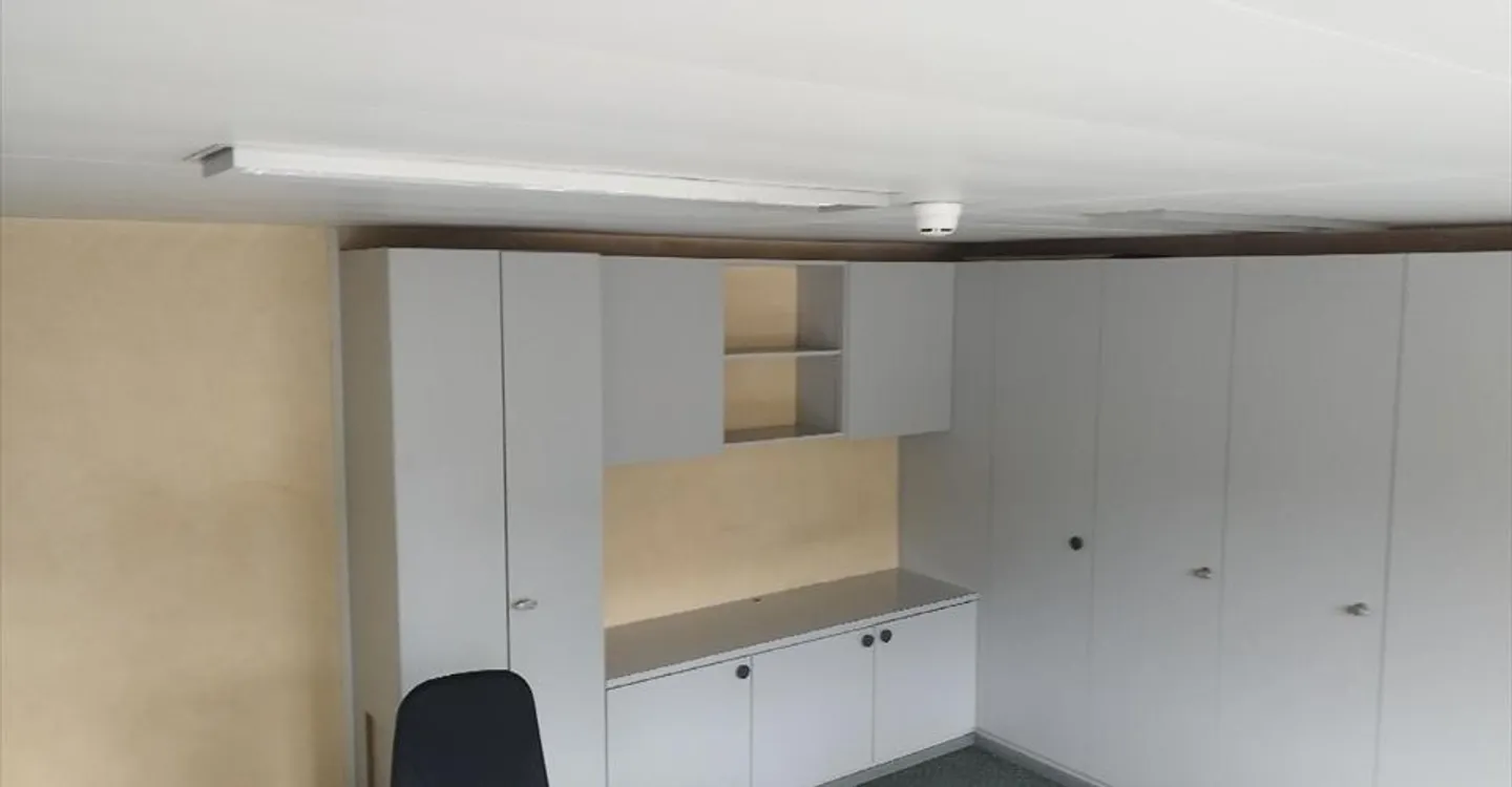 210m2 Büros im Erdgeschoss & 1. Stock mit 4 Parkplätzen - Foto 4 von 12