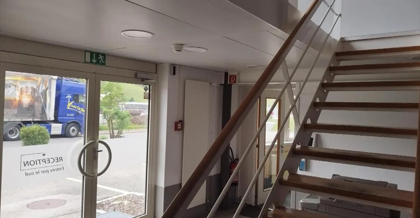 210m2 Büros im Erdgeschoss & 1. Stock mit 4 Parkplätzen - Foto 7 von 12