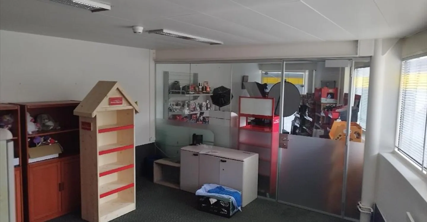 210m2 Büros im Erdgeschoss & 1. Stock mit 4 Parkplätzen - Foto 8 von 12