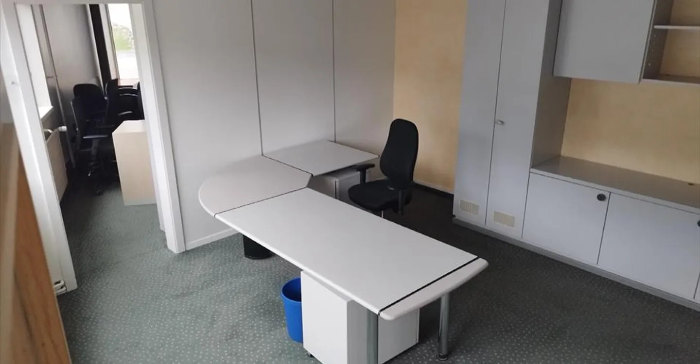 210m2 Büros im Erdgeschoss & 1. Stock mit 4 Parkplätzen - Foto 2 von 12