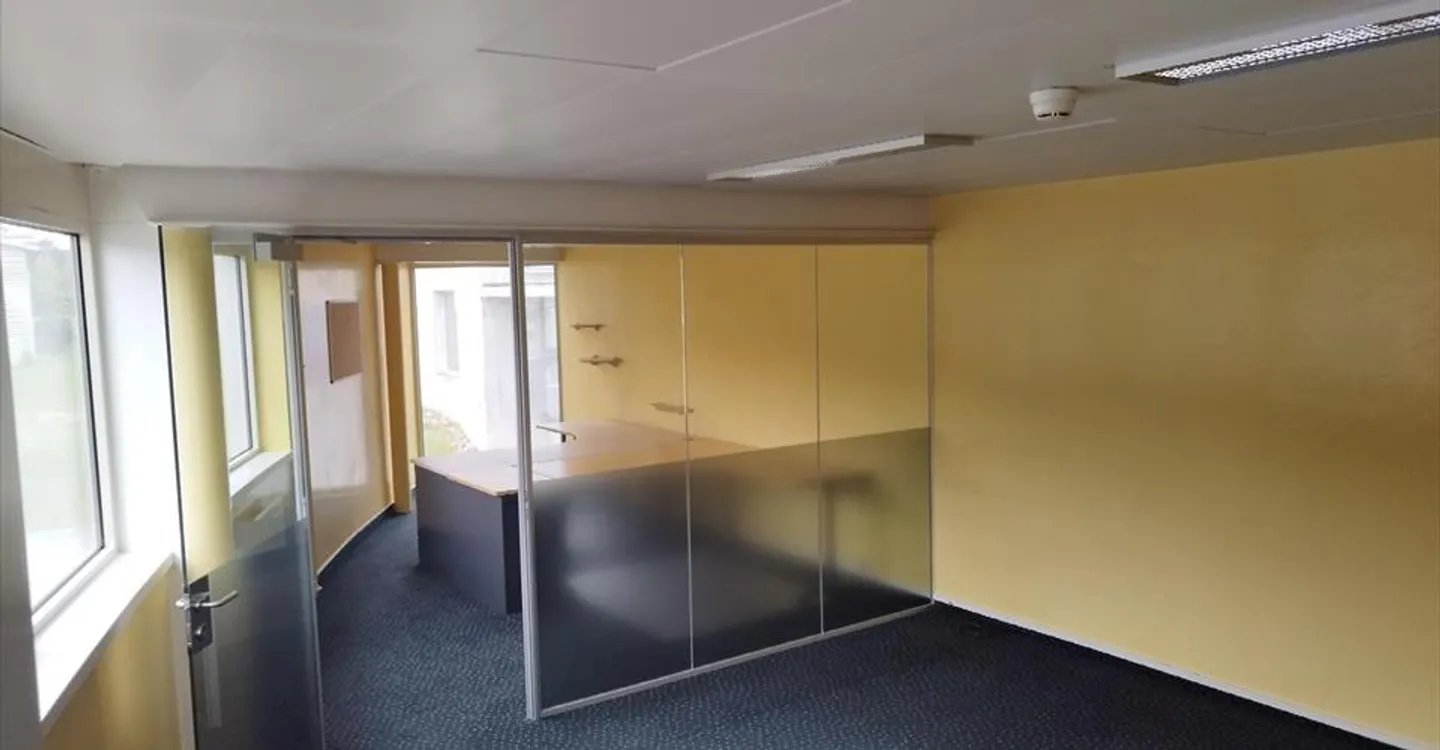 210m2 Büros im Erdgeschoss & 1. Stock mit 4 Parkplätzen - Foto 3 von 12