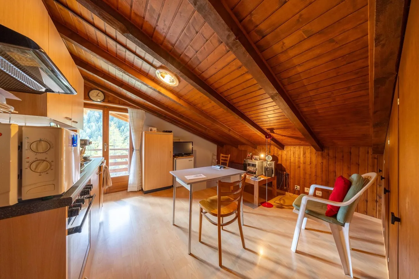 Attic apartment and passage apartment in the center of the village - Photo 5 of 10