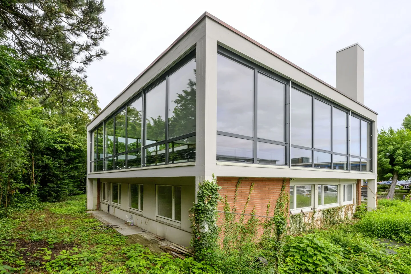 Surface de bureau dans un lodge classé monument historique - Photo 1 sur 11