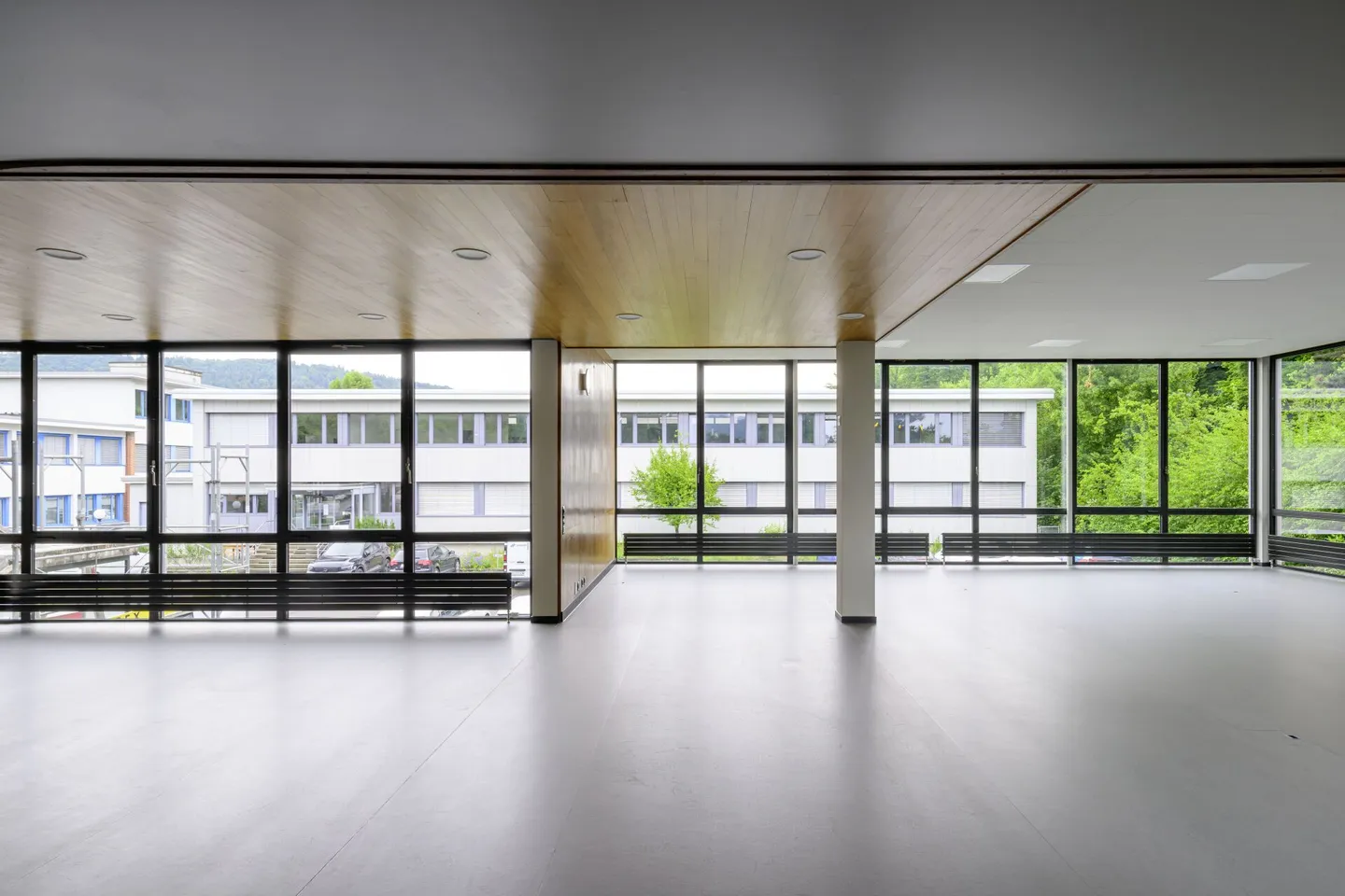 Surface de bureau dans un lodge classé monument historique - Photo 3 sur 11