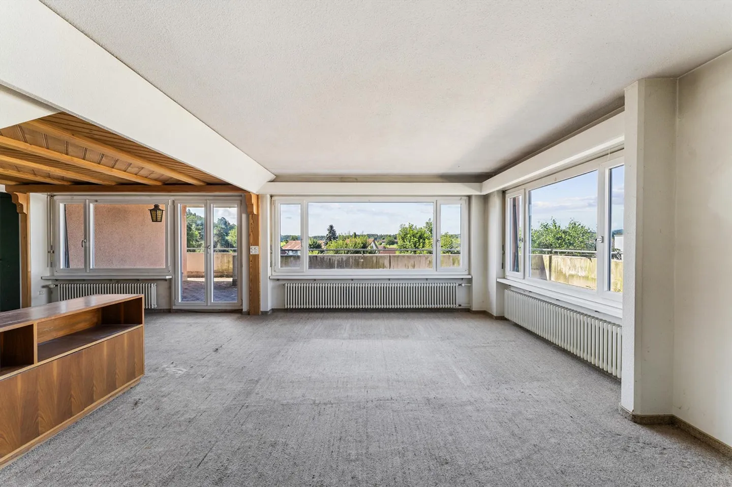 Spacious home with garden and view - Photo 2 of 13