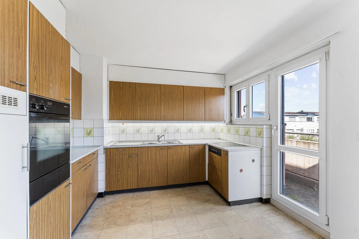 Spacious home with garden and view - Photo 3 of 13