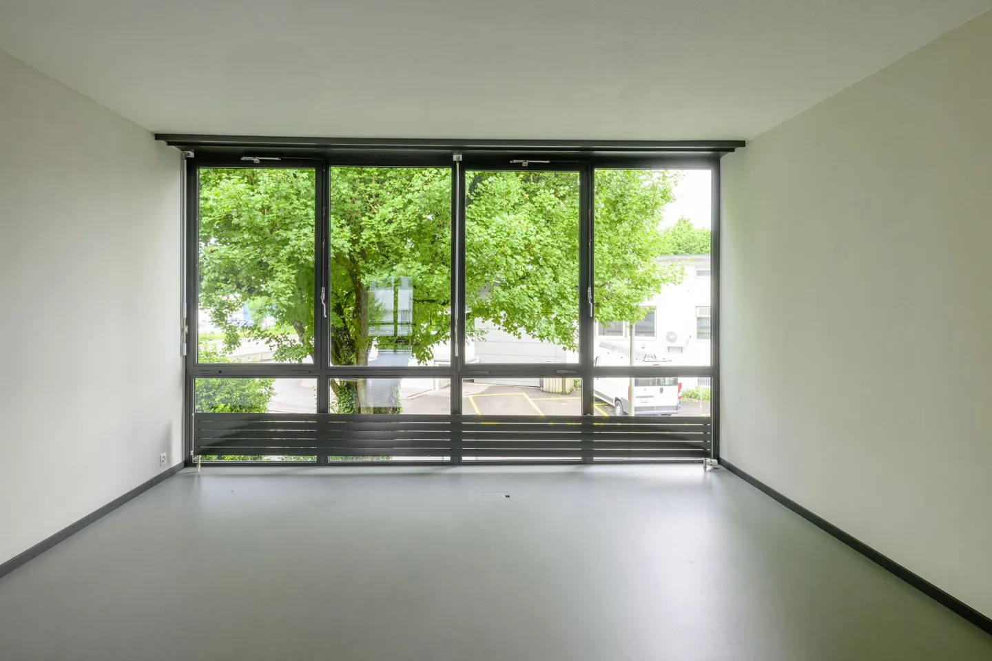 Surface de bureau dans un lodge classé monument historique - Photo 7 sur 11