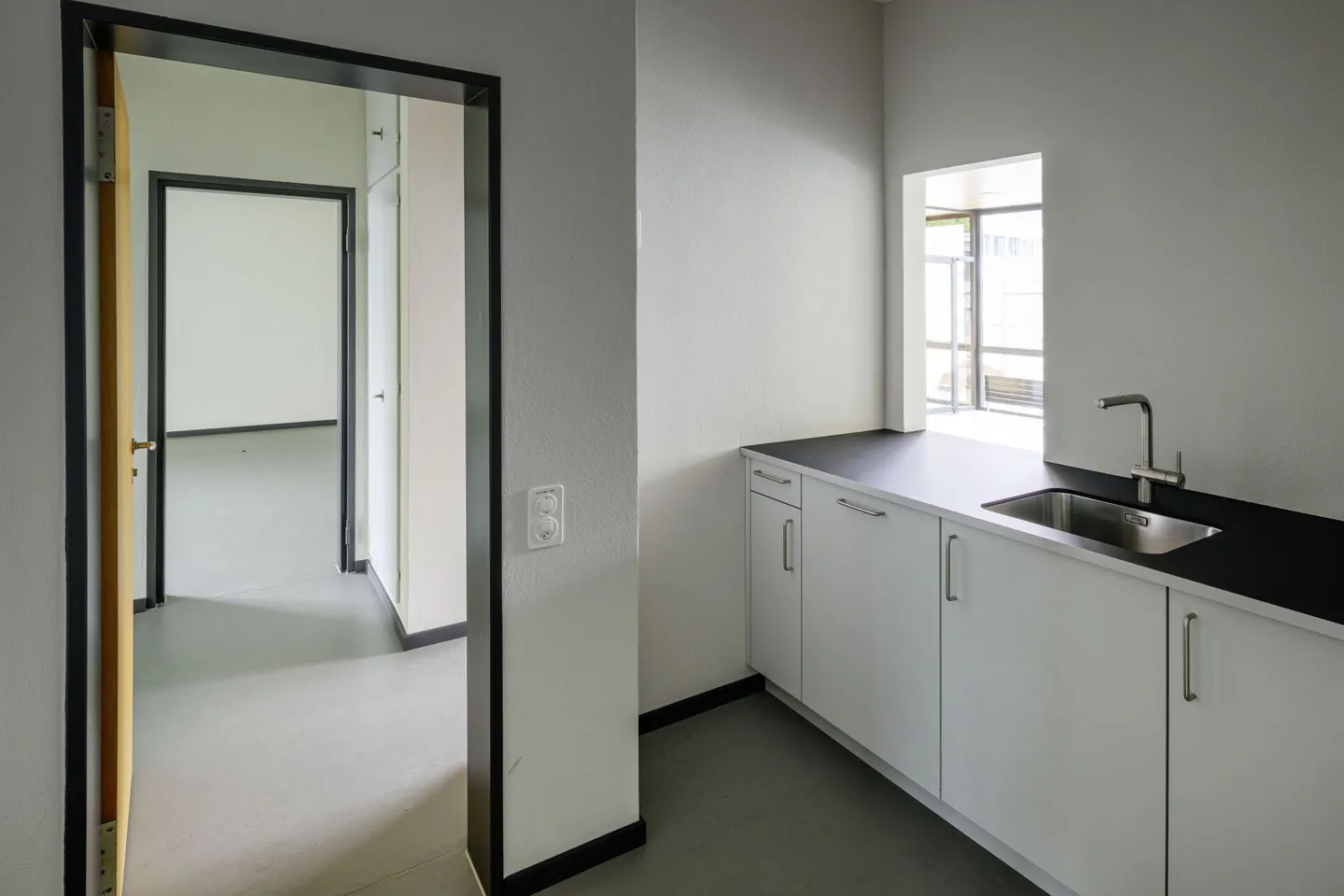 Surface de bureau dans un lodge classé monument historique - Photo 9 sur 11