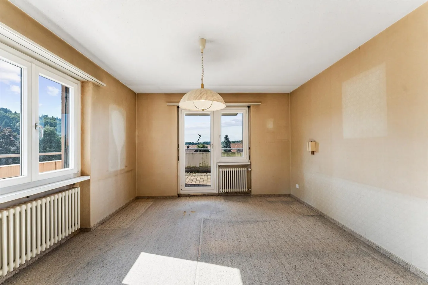 Spacious home with garden and view - Photo 7 of 13