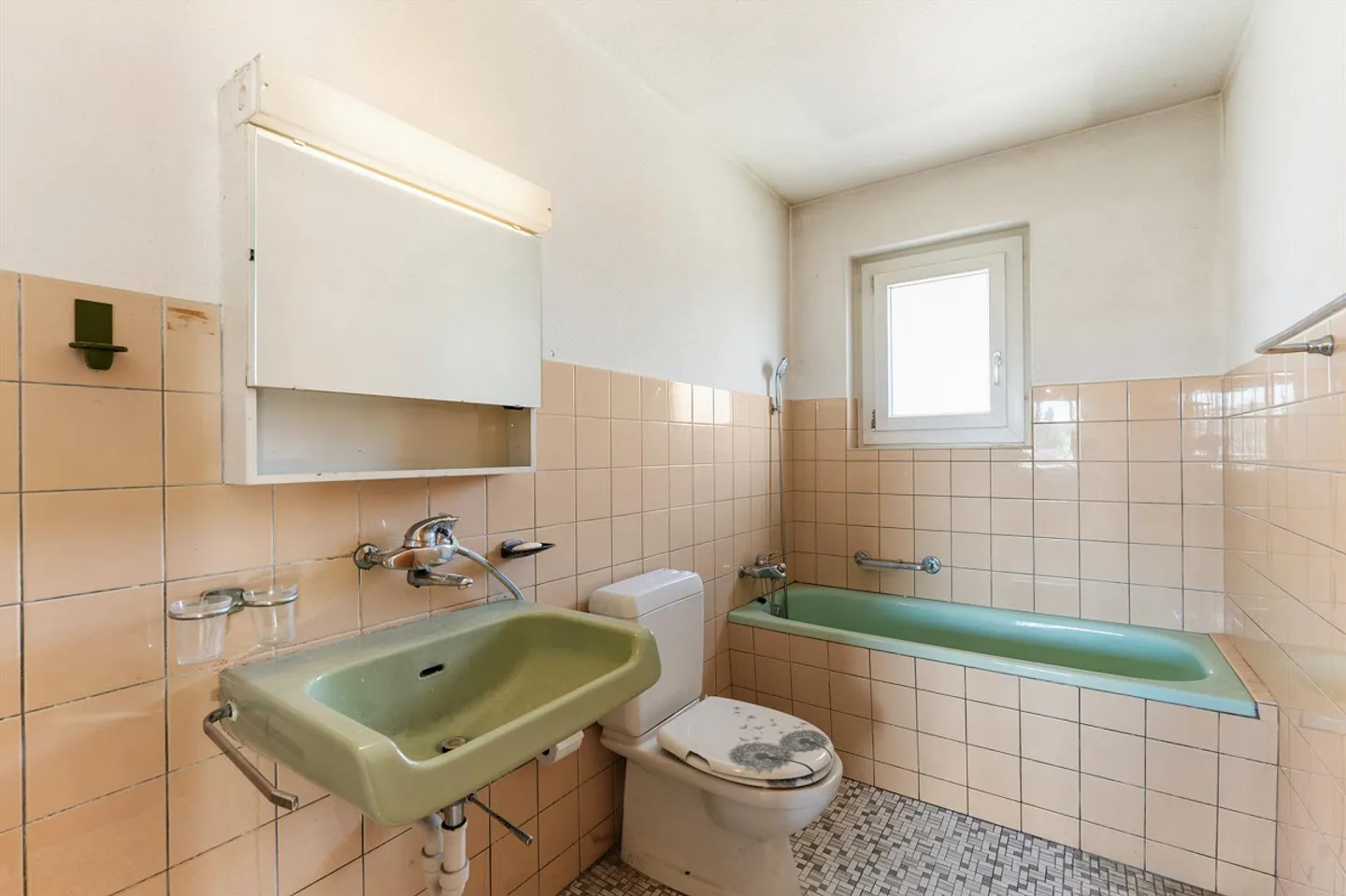 Spacious home with garden and view - Photo 10 of 13