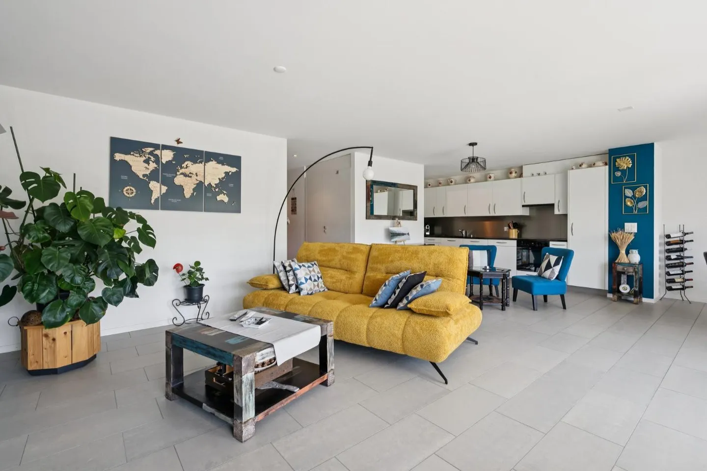 3.5 Room Apartment with Balcony and View of the Moléson - Photo 3 of 10