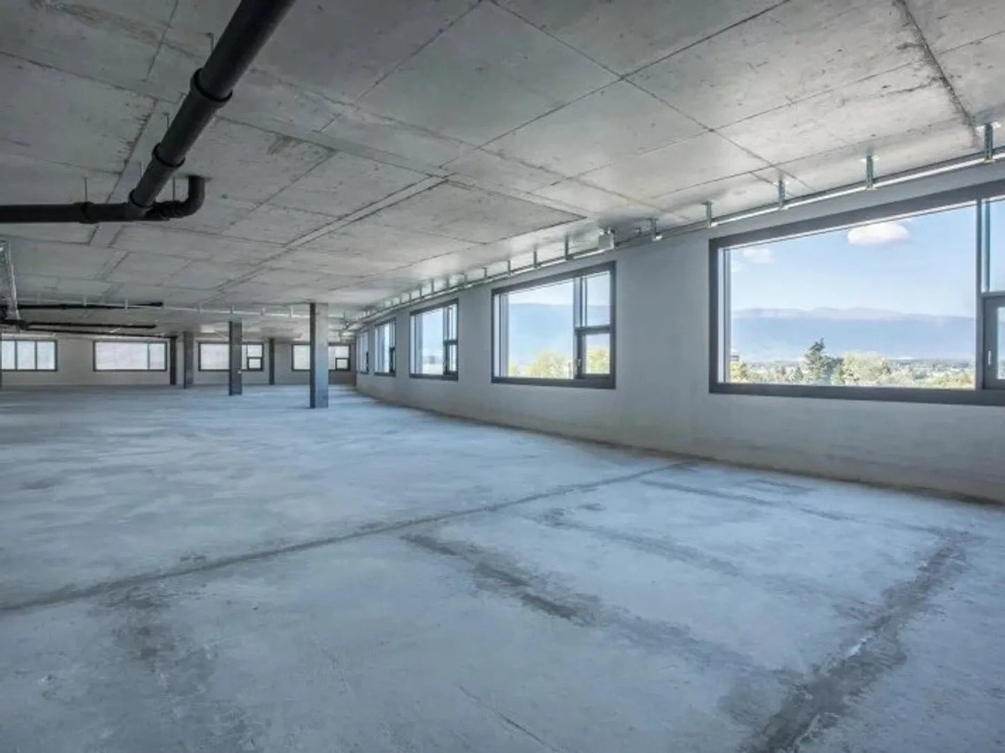 Activity surfaces in a multifunctional building in the FTI zone - Photo 2 of 10