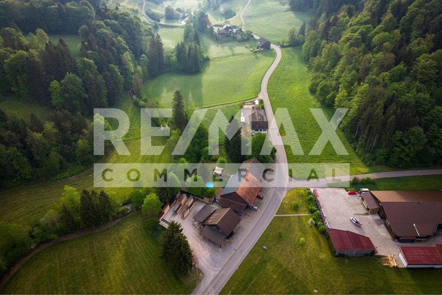 Commercial and office spaces in the countryside - Photo 2 of 13
