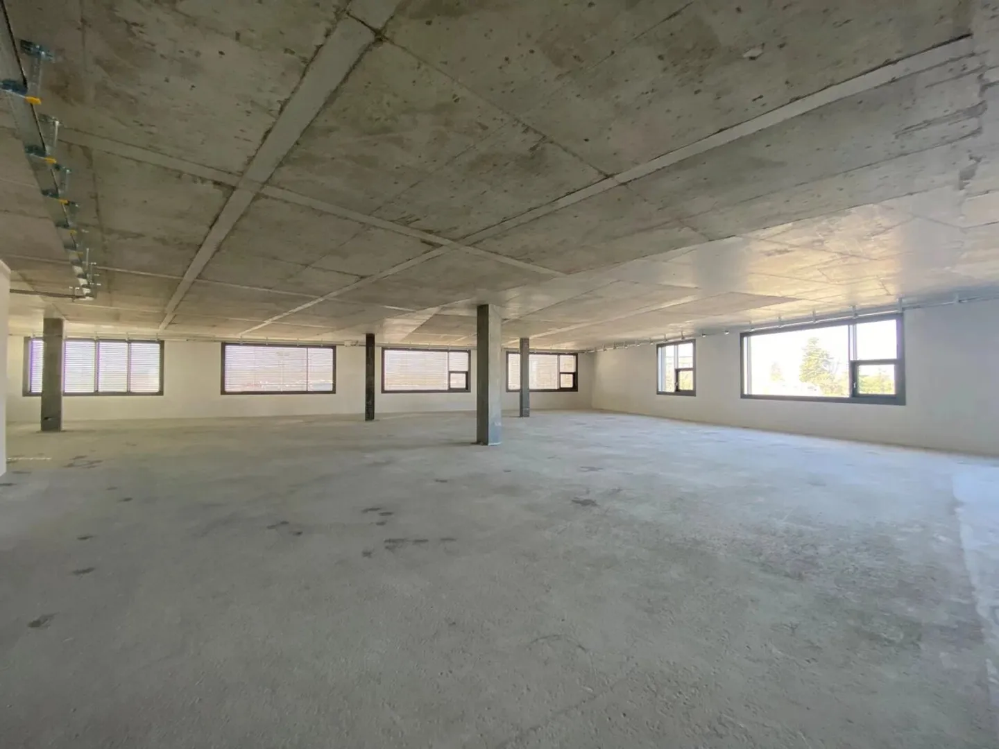 Activity surfaces in a multifunctional building in the FTI zone - Photo 4 of 10