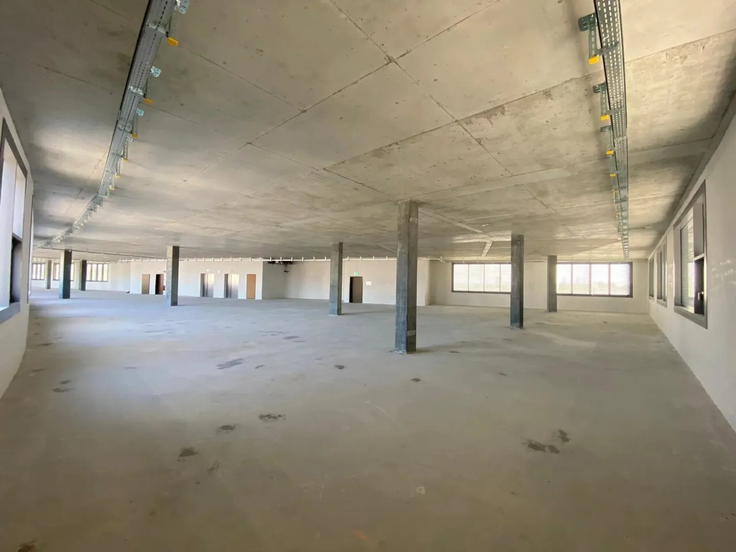 Activity surfaces in a multifunctional building in the FTI zone - Photo 7 of 10