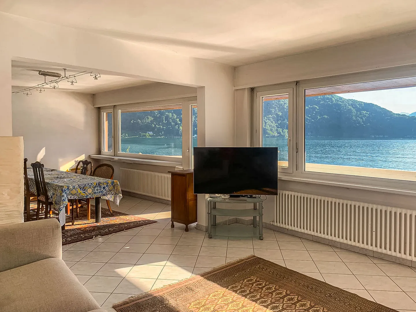 Villa direttamente sul lago con posti barca privati - Foto 2 di 19