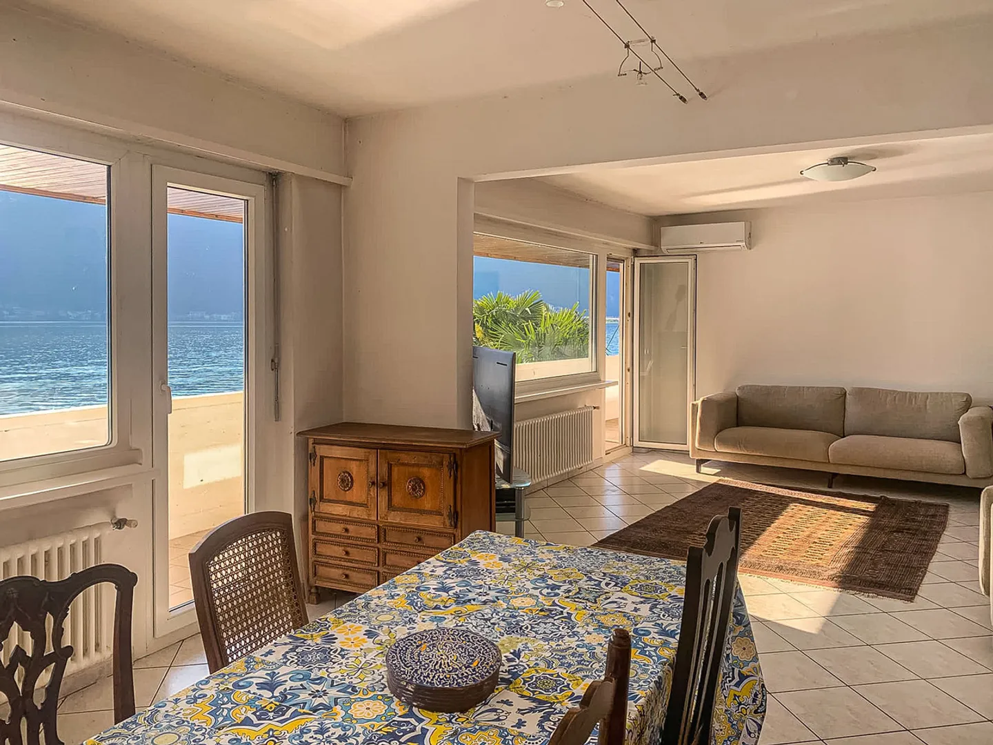 Villa direttamente sul lago con posti barca privati - Foto 3 di 19