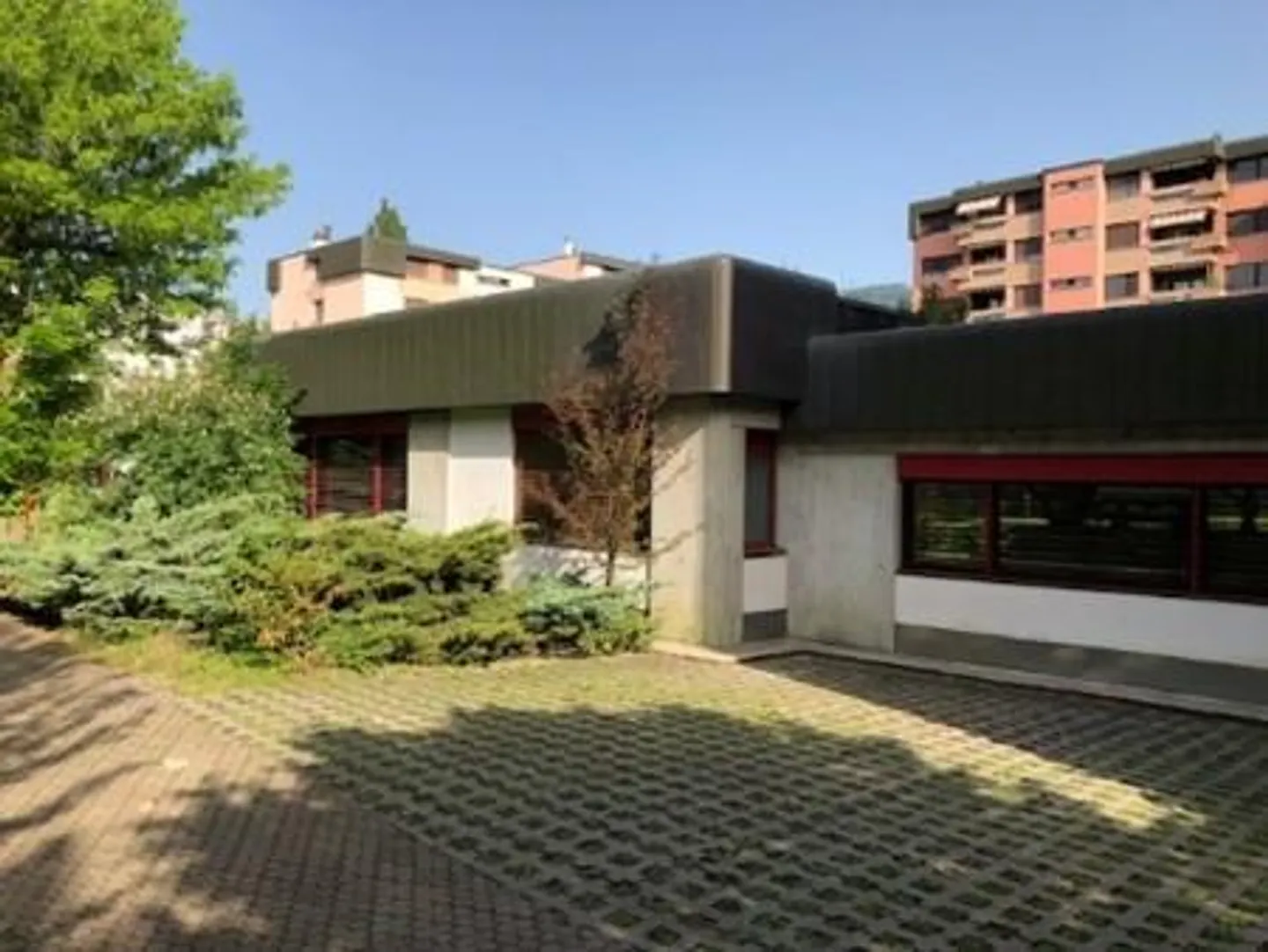 Bâtiment Commercial avec Parking - Photo 1 sur 8