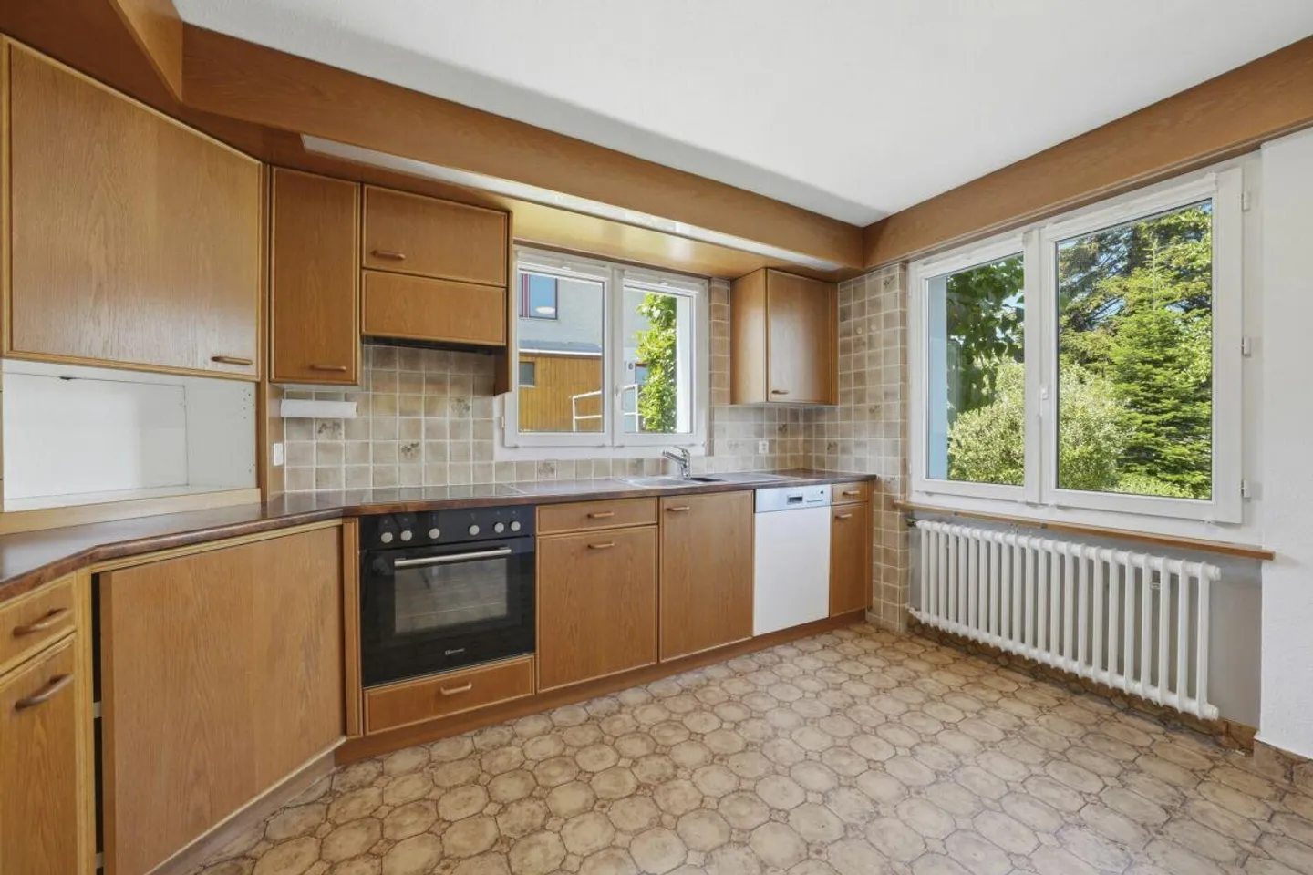 Charming Semi-Detached Family House with Conservatory and Garage - Photo 14 of 30