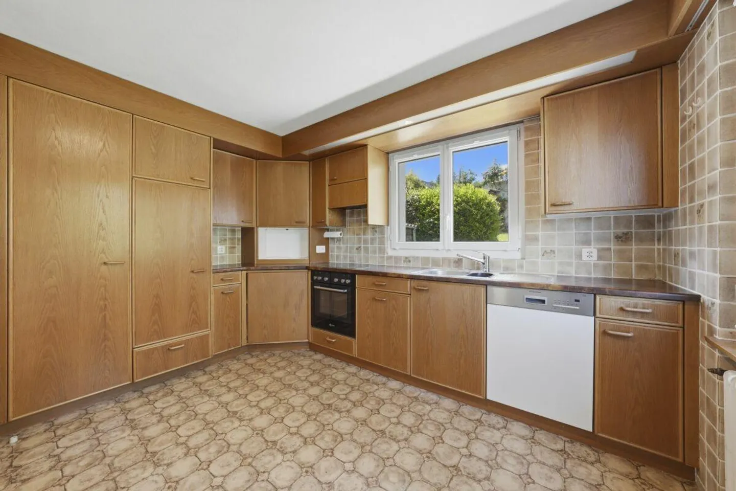 Charming Semi-Detached Family House with Conservatory and Garage - Photo 15 of 30