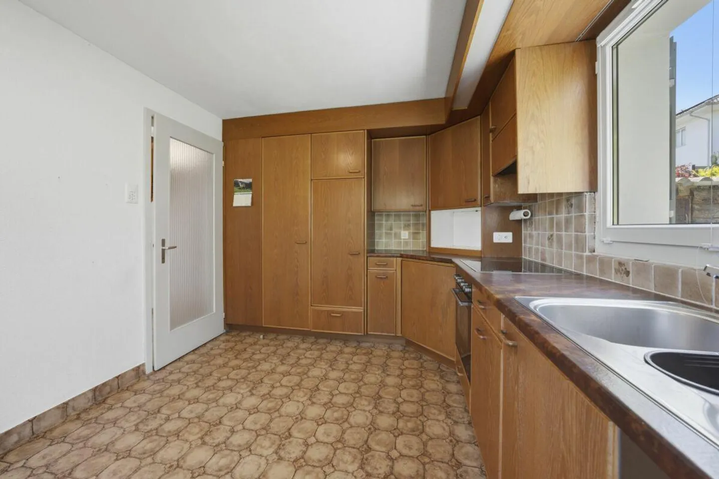 Charming Semi-Detached Family House with Conservatory and Garage - Photo 16 of 30