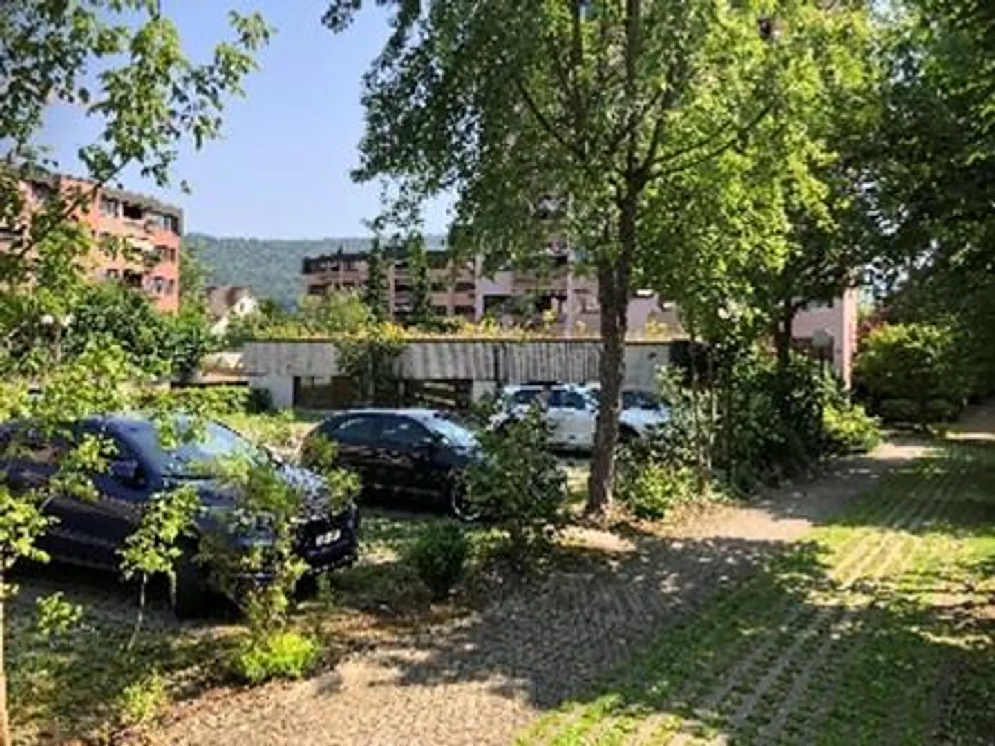 Bâtiment Commercial avec Parking - Photo 2 sur 8