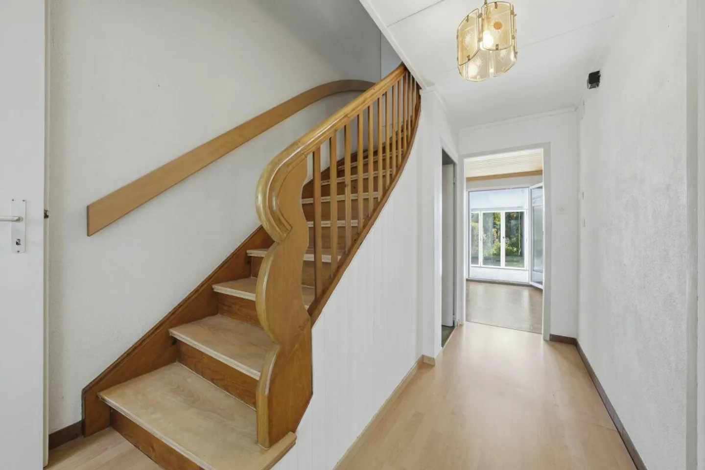 Charming Semi-Detached Family House with Conservatory and Garage - Photo 5 of 30