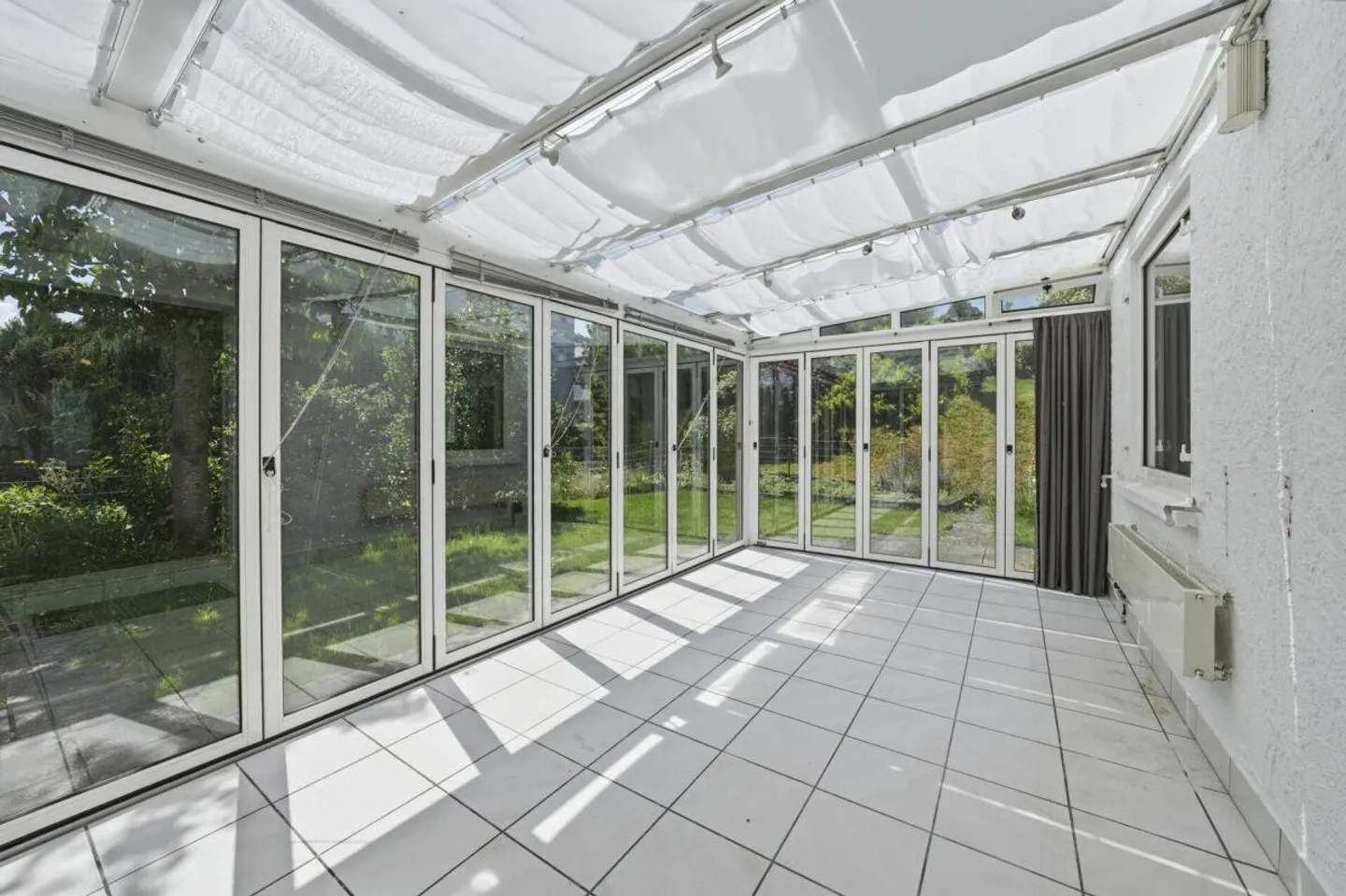Charming Semi-Detached Family House with Conservatory and Garage - Photo 6 of 30