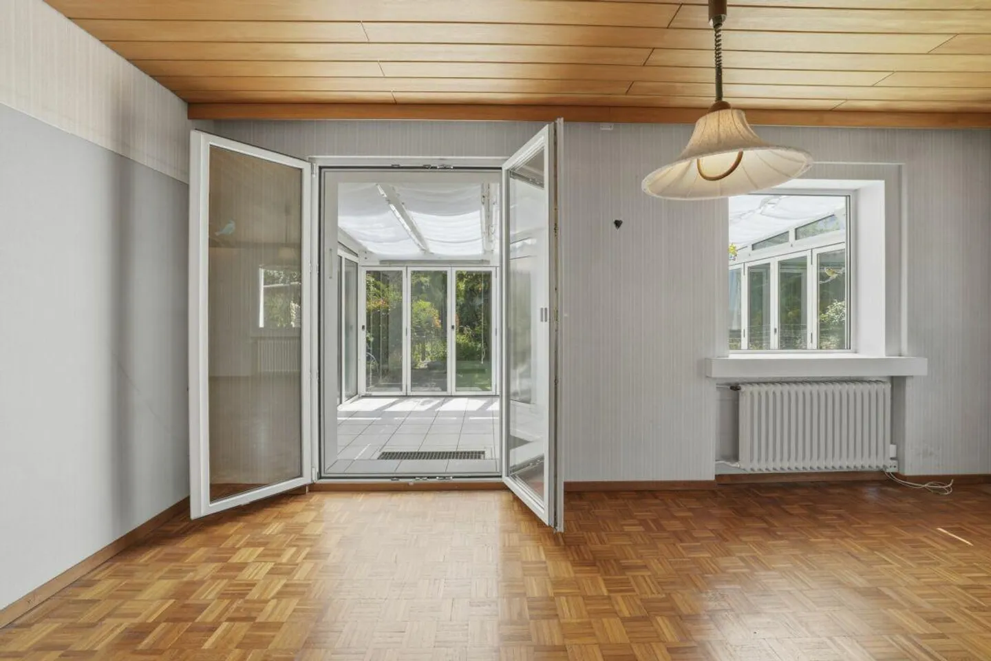 Charming Semi-Detached Family House with Conservatory and Garage - Photo 10 of 30
