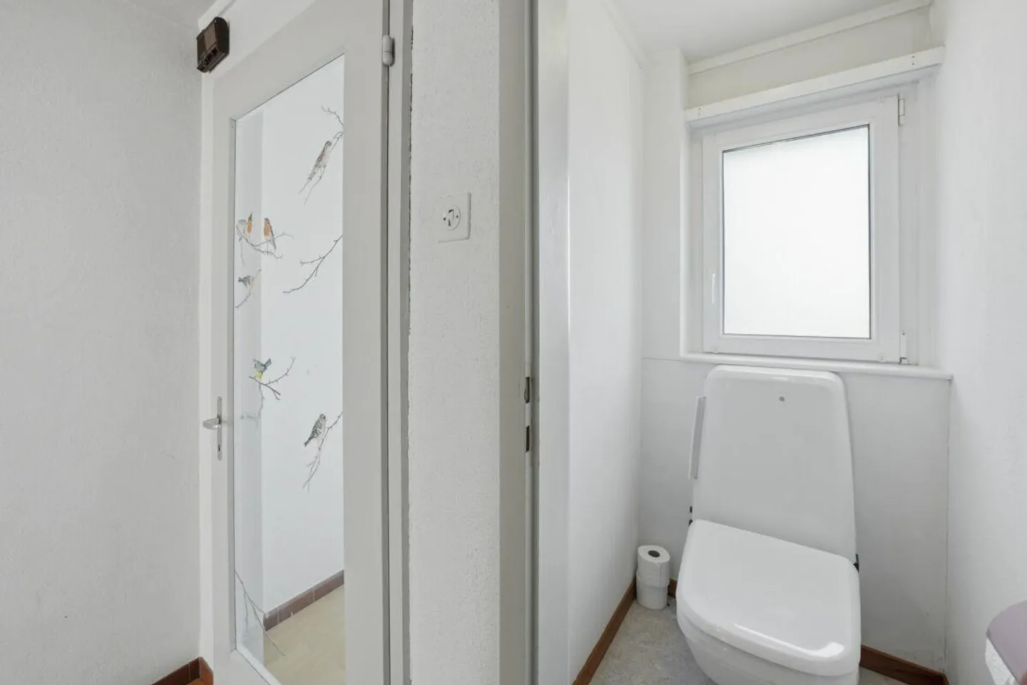 Charming Semi-Detached Family House with Conservatory and Garage - Photo 25 of 30