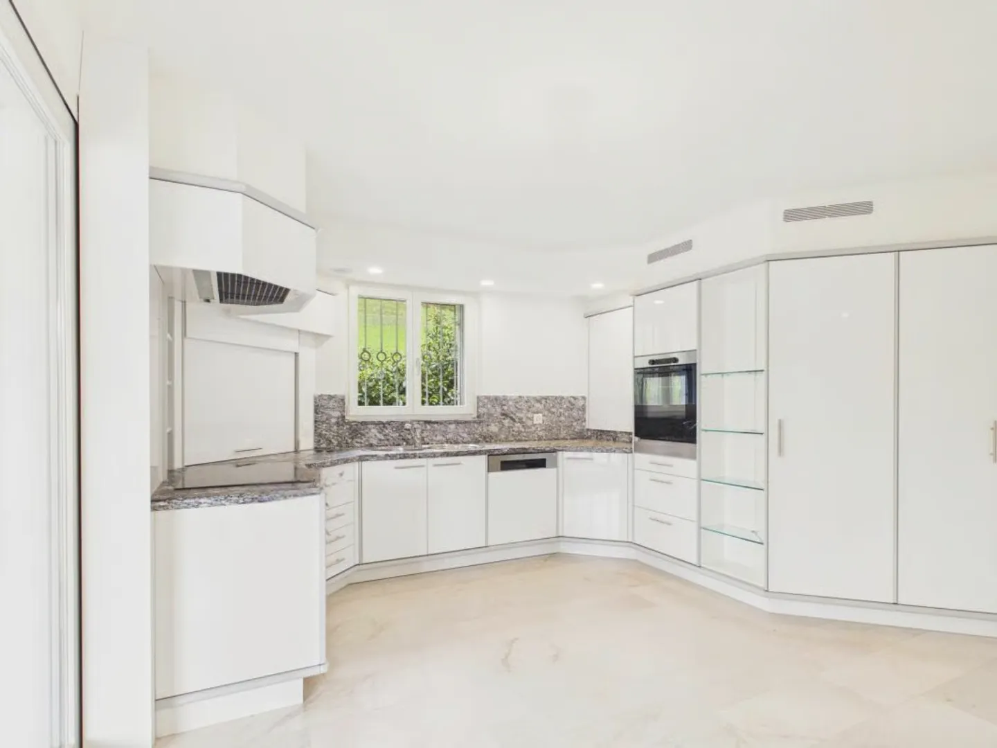 Luxuriöse Villa mit unverbaubarer Aussicht und viel Privatsphäre in Frenkendorf - Foto 12 di 30