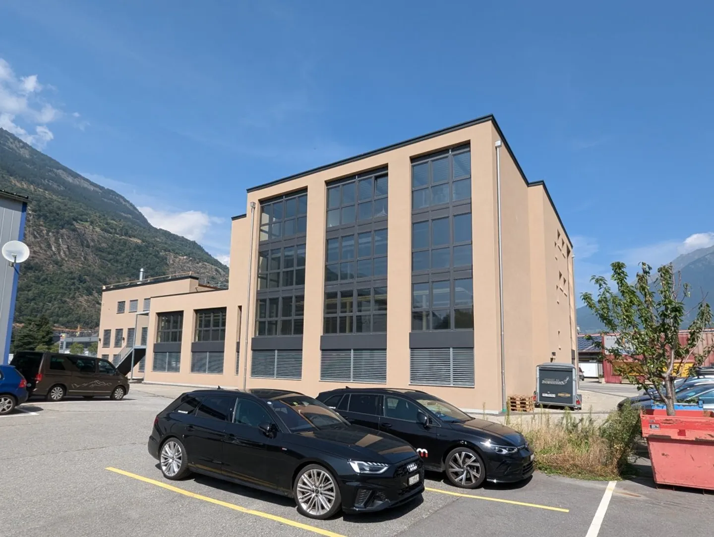 Espaces commerciaux et de bureaux dans une zone industrielle émergente - Photo 3 sur 17